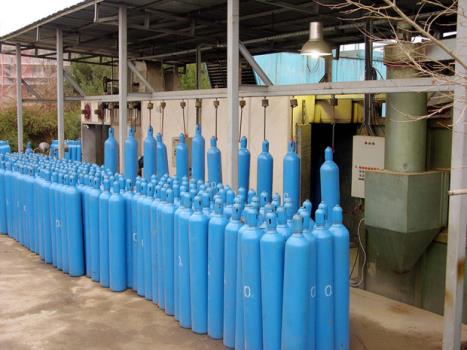 اهدای ۴۵۰ كپسول اكسیژن توسط واحدهای صنعتی و معدنی استان مركزی